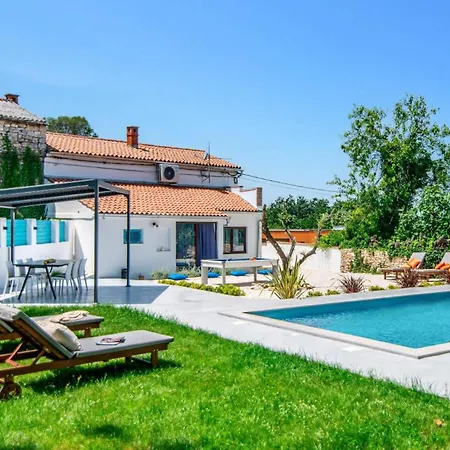 Villa Gravisi By Orbanići